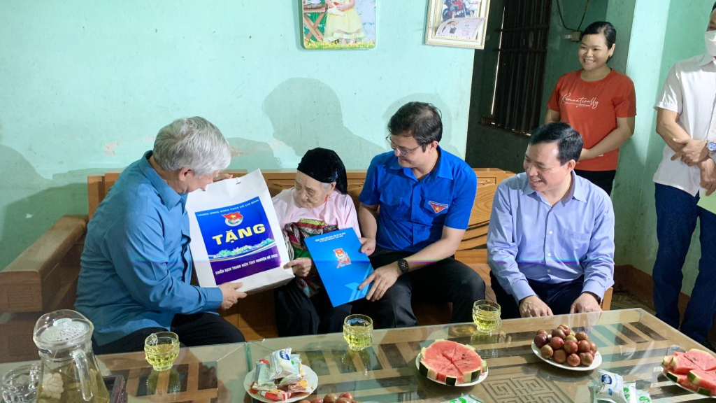 Bí thư Thứ nhất Trung ương Đoàn Bùi Quang Huy cùng lãnh đạo Đảng, Nhà nước thăm, tặng quà gia đình chính sách