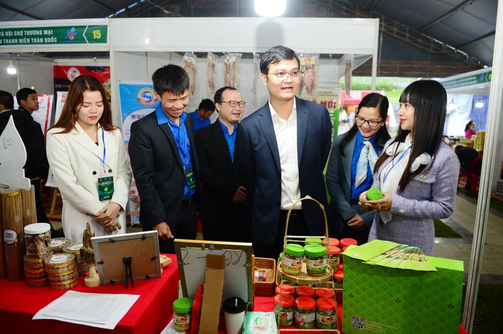 Bí thư Thứ nhất Trung ương Đoàn Bùi Quang Huy tham quan triển lãm sản phẩm khởi nghiệp của thanh niên nông thôn