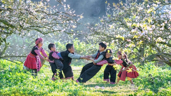 Du xuân mọi nẻo đường Tổ quốc với thơ Nguyễn Hồng Vinh