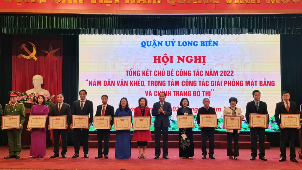 Quận Long Biên: Một năm bứt tốc mừng quận tròn 20 năm tuổi