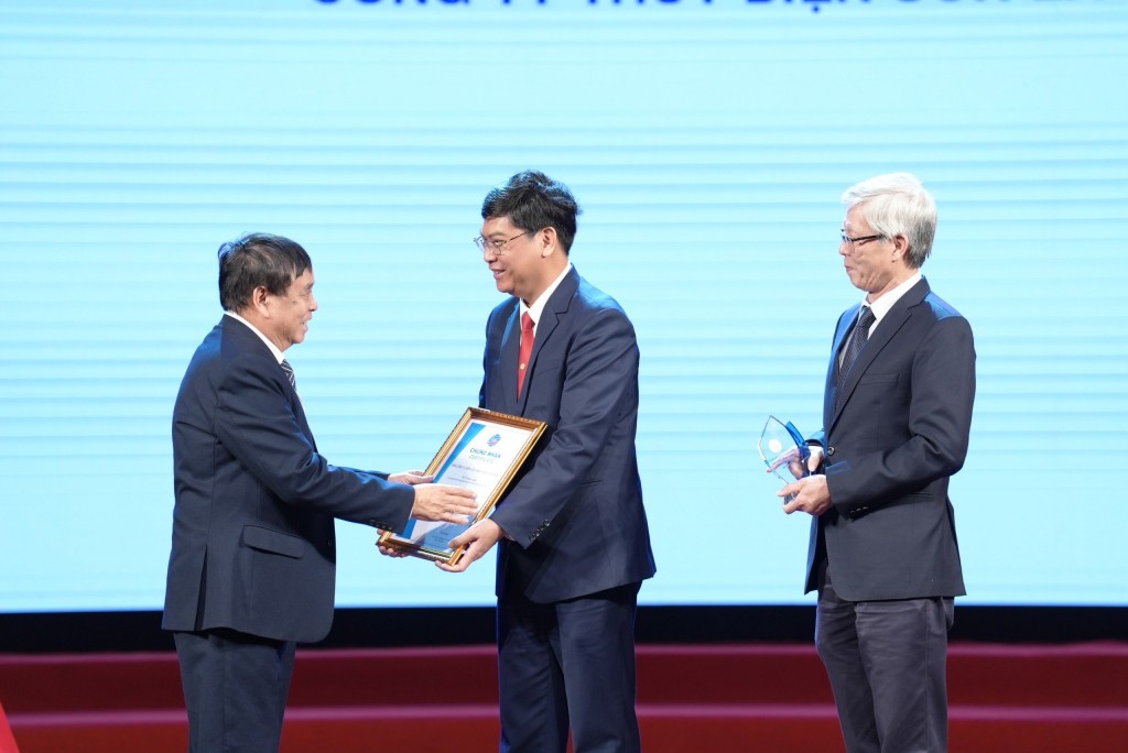 Đại diện EVNHCMC, ông Nguyễn Văn Hảo – Trưởng Ban Truyền thông (giữa) nhận Biểu trưng và giấy chứng nhận từ Ban Tổ chức