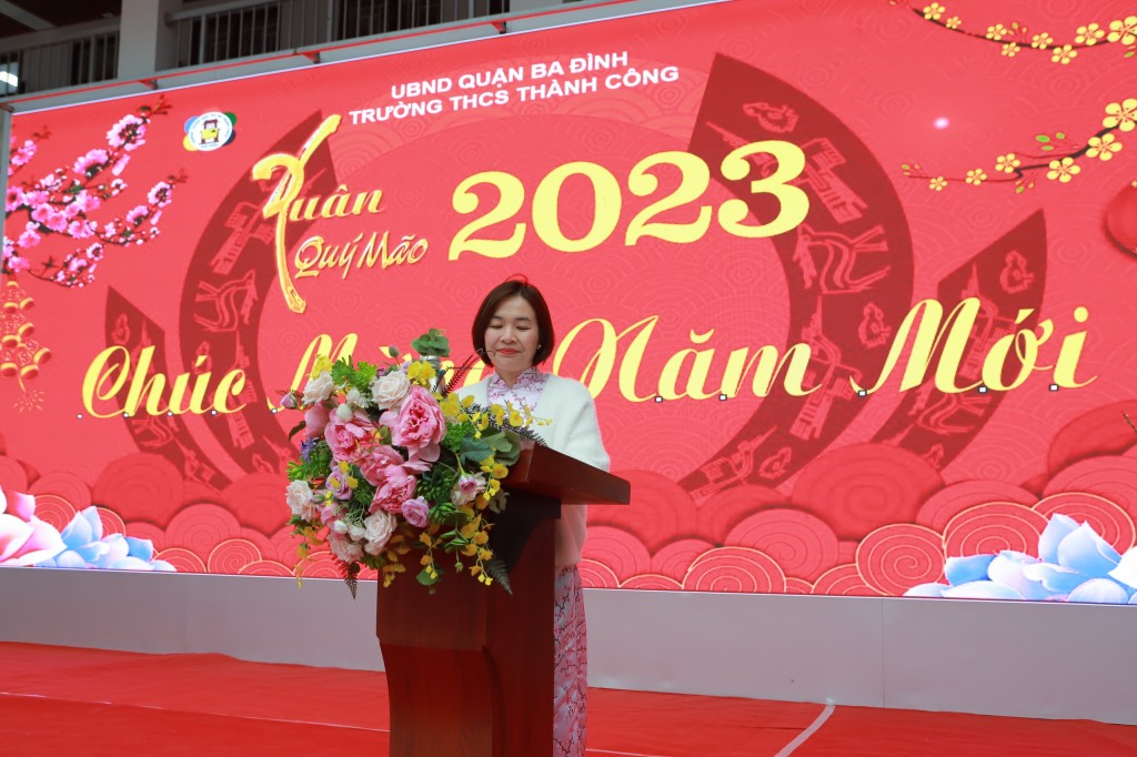 Cô giáo Nguyễn Ngọc Anh - Bí thư chi bộ, Hiệu trưởng nhà trường phát biểu khai mạc Gala Chào Xuân Quý Mão 2023