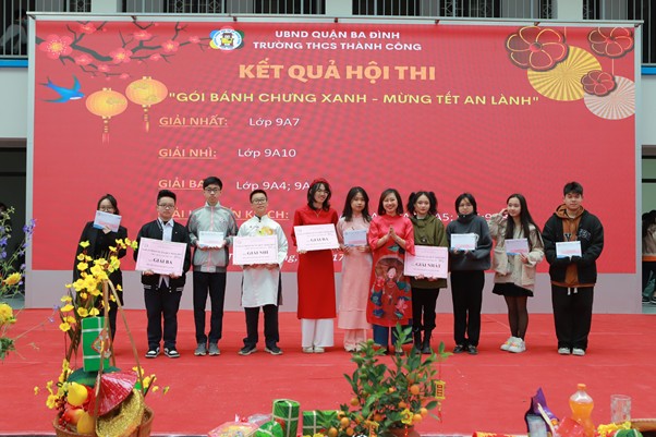 Ban Giám hiệu trường THCS Thành Công trao giải thưởng cho những lớp đạt giải trong các phần thi của chương trình Ban Giám hiệu trường THCS Thành Công trao giải thưởng cho những lớp đạt giải trong các phần thi của chương trình