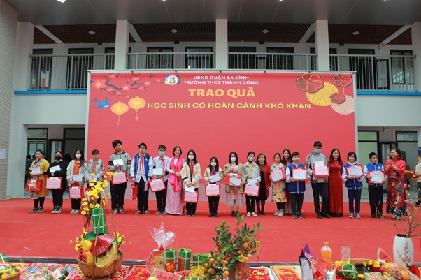Ban Giám hiệu trường THCS Thành Công và công đoàn nhà trường trao tặng quà Tết cho học sinh có hoàn cảnh khó khăn Ban Giám hiệu trường THCS Thành Công và công đoàn nhà trường trao tặng quà Tết cho học sinh có hoàn cảnh khó khăn