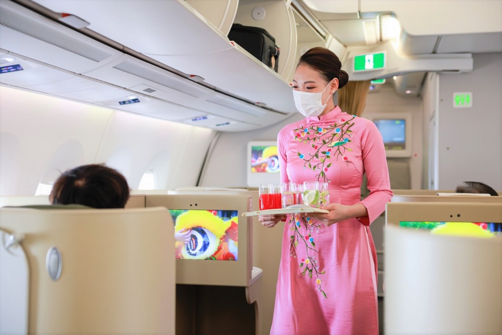 4-Từ 2-11 đến 24-1, tiếp viên Vietnam Airlines sẽ mặc trang phục áo dài truyền thống với đa dạng sắc màu rực rỡ để chào đón hành khách trên những chuyến bay ngày Tết