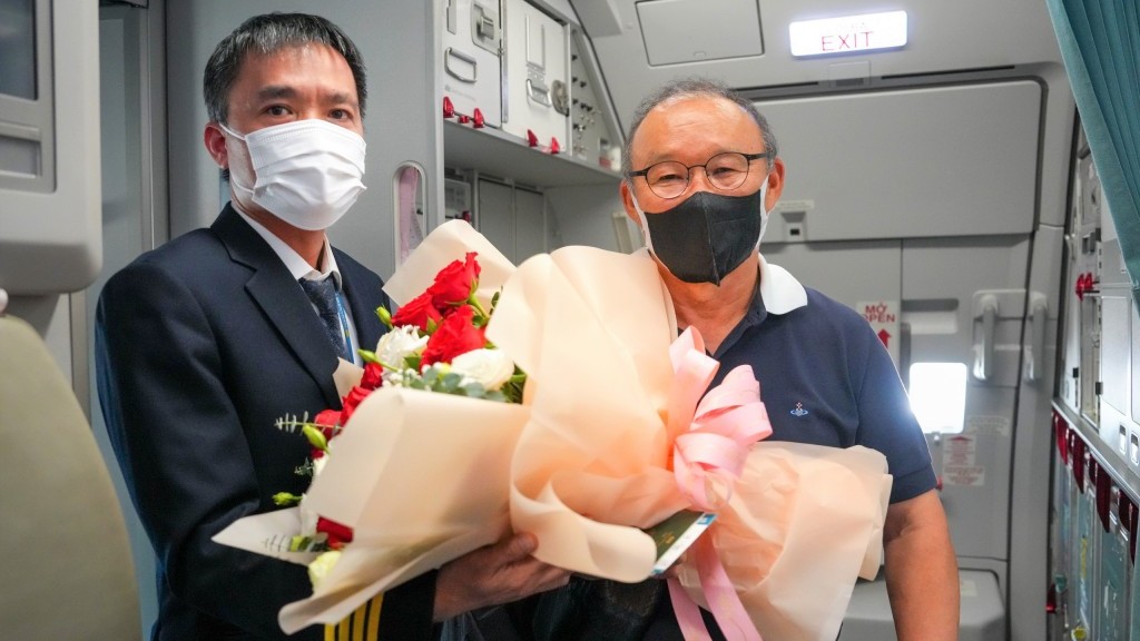 Vietnam Airlines tri ân HLV Park Hang Seo vé bay Thương gia trọn đời giữa Hàn Quốc và Việt Nam