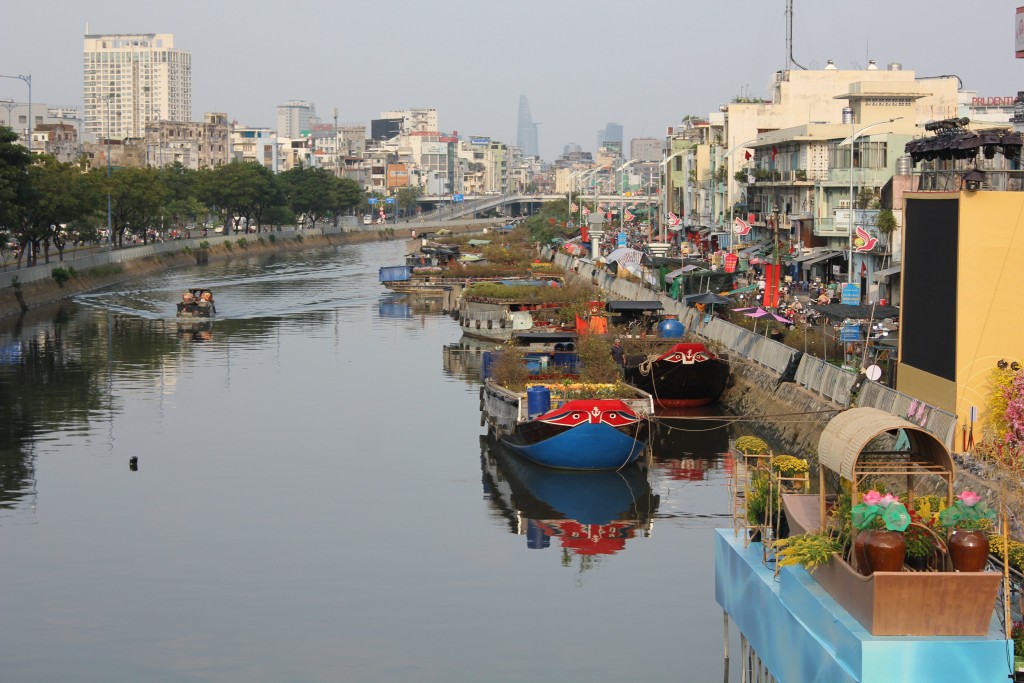 Hàng năm, cứ vào khoảng 24 - 25 tháng Chạp (âm lịch) là hàng chục, hàng trăm thương hồ trên những chiếc ghe chở đủ các loài hoa như: Mai, cúc, hoa giấy, hay các loại cây cảnh khác nối đuôi nhau đổ về khu vực bến Bình Đông (Quận 8), tạo nên khung cảnh rực rỡ, nhộn nhịp xung quanh con kênh Tàu Hủ này.