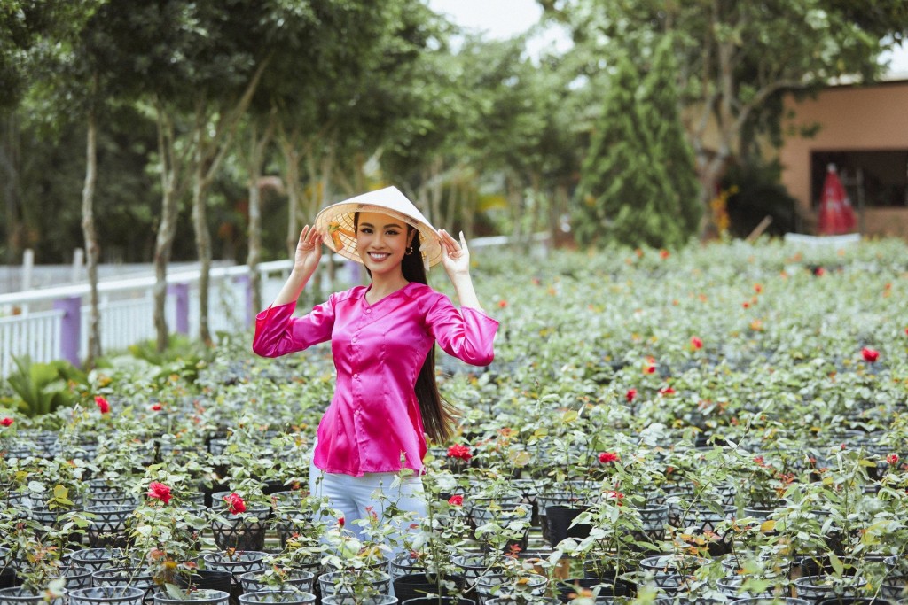 Á hậu Thủy Tiên quảng bá du lịch Đồng Tháp