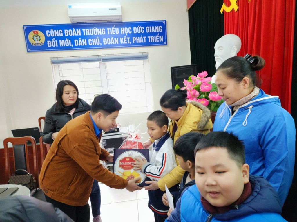 "Tết chia sẻ" mang yêu thương tới học sinh có hoàn cảnh khó khăn