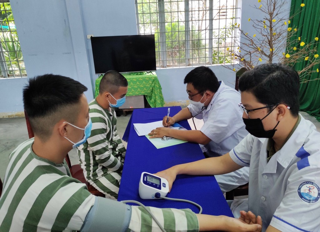 Các y, bác sĩ Trường CĐ Y tế Khánh Hoà tổ chức thăm khám sức khoẻ cho 21 phạm nhân