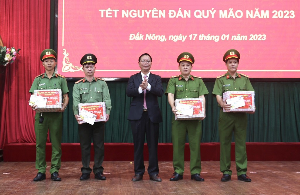 Đồng chí Ngô Thanh Danh, Bí thư Tỉnh ủy Đắk Nông trao tặng quà Tết cho đại diện các lực lượng thực hiện nhiệm vụ trong dịp Tết