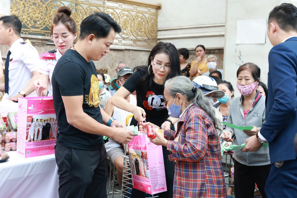 Vợ chồng doanh nhân Phan Thị Mai - Hoàng Kim Khánh phát quà Tết cho người dân có hoàn cảnh khó khăn