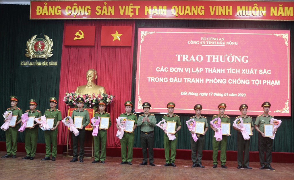 Thừa ủy quyền của Bộ Công an, Đại tá Bùi Quang Thanh, giám đốc Công an tỉnh Đắk Nông trao thưởng cho các đơn vị