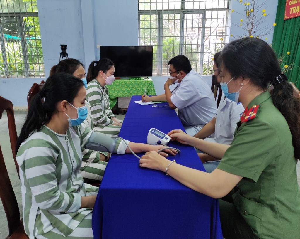 Đoàn viên Công an tỉnh Khánh Hòa hỗ trợ khám sức khở cho phạm nhân