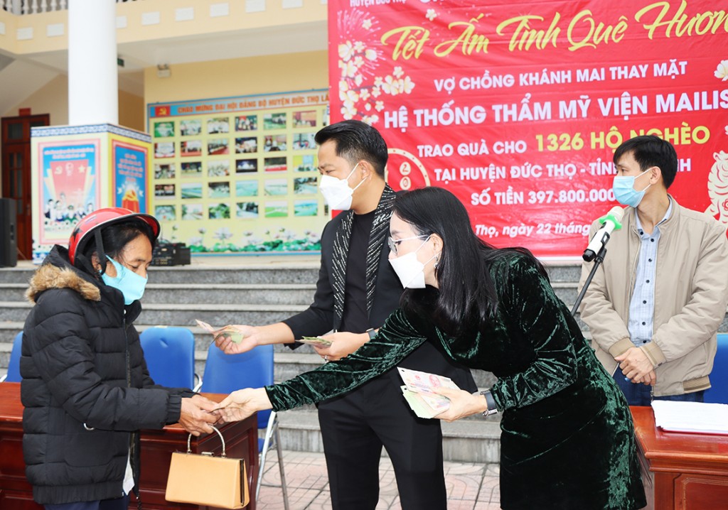 Hằng năm, vợ chồng doanh nhân Phan Thị Mai – Hoàng Kim Khánh đều trích từ quỹ an sinh xã hội của hệ thống Mailisa để xây nhà tình thương, trao tặng quà tết cho các gia đình khó khăn trên địa bàn huyện Đức Thọ