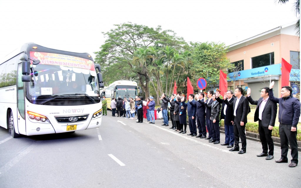 Khởi hành những chuyến xe nghĩa tình đưa công nhân lao động về quê đón Tết