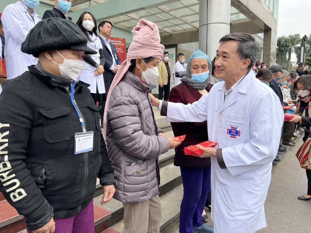Thứ trưởng Trần Văn Thuấn và Ban lãnh đạo Bệnh viện đã gửi lời chúc sức khỏe và chúc mừng năm mới tới những người bệnh chuẩn bị lên đường 