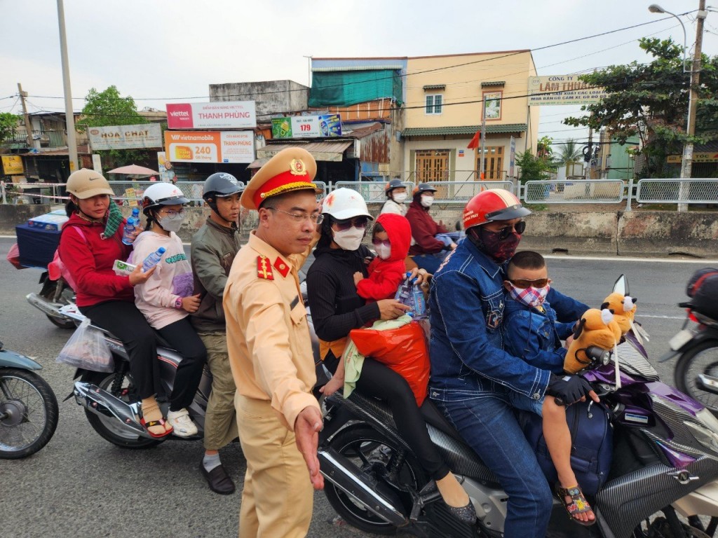 Cảnh sát giao thông có mặt để phân luồng 