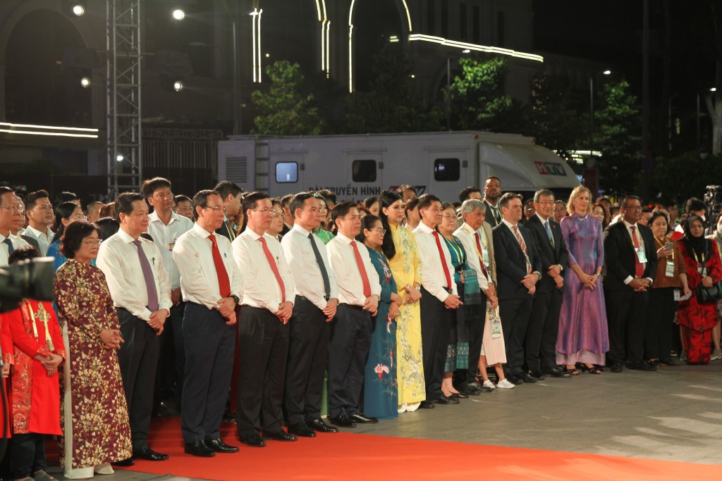 Các lãnh đạo Đảng, Nhà nước và chính quyền TP Hồ Chí Minh tham dự Lễ khai mạc đường hoa Nguyễn Tết Quý Mão năm 2023