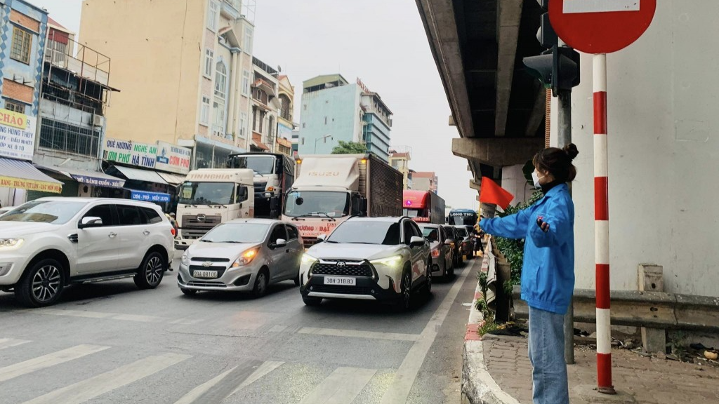 Thanh niên tình nguyện quận Hoàng Mai phân luồn giao thông 