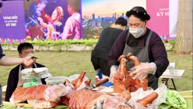 Đi ăn lợn quay lễ hội Xuân xứ Lạng