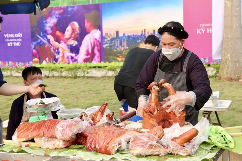 Lợn quay không chỉ là món ăn truyền thống của dân tộc Tày, Nùng mà còn là đặc sản của người dân Xứ Lạng