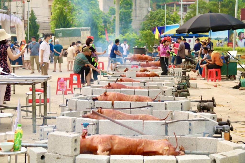 Hội thi quay lợn ngon 