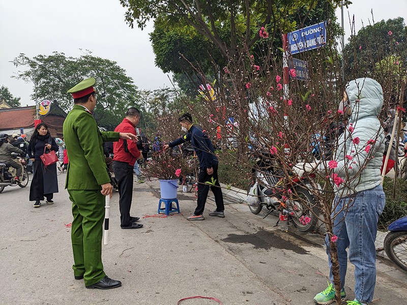 Tổ công tác Công an phường Xuân La (quận Tây Hồ) tăng cường tuần tra bảo đảm an ninh trật tự, an toàn giao thông tại các điểm người dân tập trung mua bán hoa cây cảnh ngày Tết Tổ công tác Công an phường Xuân La (quận Tây Hồ) tăng cường tuần tra bảo đảm an ninh trật tự, an toàn giao thông tại các điểm người dân tập trung mua bán hoa cây cảnh ngày Tết