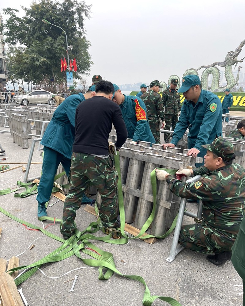 Các trận địa pháo hoa ở hồ Hoàn Kiếm, vườn hoa Lạc Long Quân đã được lắp đặt, sẵn sàng phục vụ người dân Thủ đô đón lễ Giao thừa, cầu mong năm mới an khang, hạnh phúc Các trận địa pháo hoa ở hồ Hoàn Kiếm, vườn hoa Lạc Long Quân đã được lắp đặt, sẵn sàng phục vụ người dân Thủ đô đón lễ Giao thừa, cầu mong năm mới an khang, hạnh phúc
