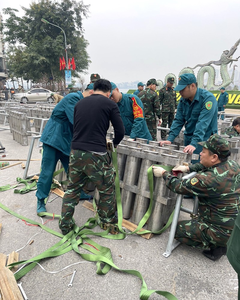 Các trận địa pháo hoa ở hồ Hoàn Kiếm, vườn hoa Lạc Long Quân đã được lắp đặt, sẵn sàng phục vụ người dân Thủ đô đón lễ Giao thừa, cầu mong năm mới an khang, hạnh phúc