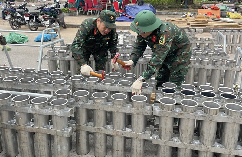 Chỉ huy quân sự quận Hoàn Kiếm, Tây Hồ chỉ đạo lực lượng làm nhiệm vụ lắp đặt các thiết bị cho trận địa bắn pháo hoa Chỉ huy quân sự quận Hoàn Kiếm, Tây Hồ chỉ đạo lực lượng làm nhiệm vụ lắp đặt các thiết bị cho trận địa bắn pháo hoa