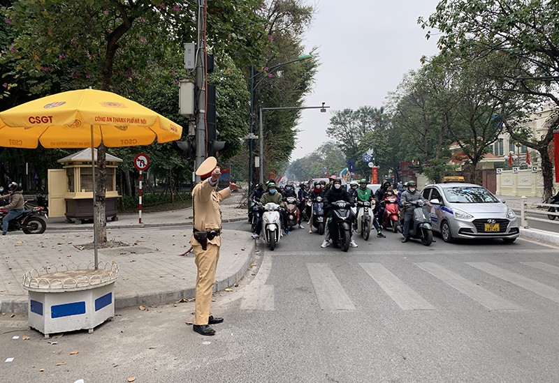 Tại ngã tư Trần phú - Điện Biên Phủ, Đại úy Phạm Lê Biên và Đại úy Võ Điệp (Đội CSGT số 2) cho biết hôm nay nhiều người dân đã về quê ăn Tết nên việc chỉ huy điều khiển giao thông đỡ vất vả hơn Tại ngã tư Trần phú - Điện Biên Phủ, Đại úy Phạm Lê Biên và Đại úy Võ Điệp (Đội CSGT số 2) cho biết hôm nay nhiều người dân đã về quê ăn Tết nên việc chỉ huy điều khiển giao thông đỡ vất vả hơn