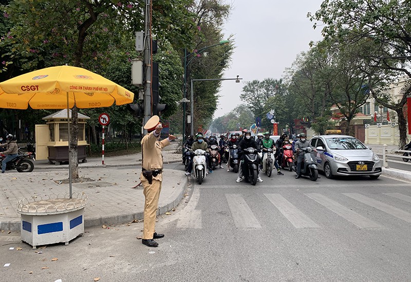 Tại ngã tư Trần phú - Điện Biên Phủ, Đại úy Phạm Lê Biên và Đại úy Võ Điệp (Đội CSGT số 2) cho biết hôm nay nhiều người dân đã về quê ăn Tết nên việc chỉ huy điều khiển giao thông đỡ vất vả hơn 