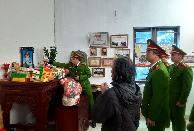 Các tổ công tác lực lượng Cảnh sát PCCC và CNCH Công an TP tổ chức thăm hỏi, động viên các gia đình thương binh, liệt sỹ khi Tết đến, Xuân về Các tổ công tác lực lượng Cảnh sát PCCC và CNCH Công an TP tổ chức thăm hỏi, động viên các gia đình thương binh, liệt sỹ khi Tết đến, Xuân về