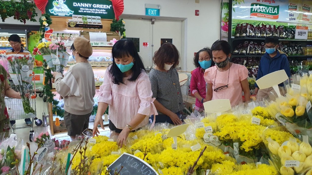 Hoa tươi luôn đông khách mua trong những ngày này