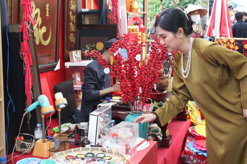 Bạn Quyên (23 tuổi, ngụ Quận 5) cho biết đã dậy từ 6 giờ sáng để trang điểm, áo dài thì thuê sẵn, là ủi phẳng phiu ngay từ tối qua. Quyên chuẩn bị chu đáo mọi thứ để bản thân lên hình được đẹp nhất, lung linh nhất