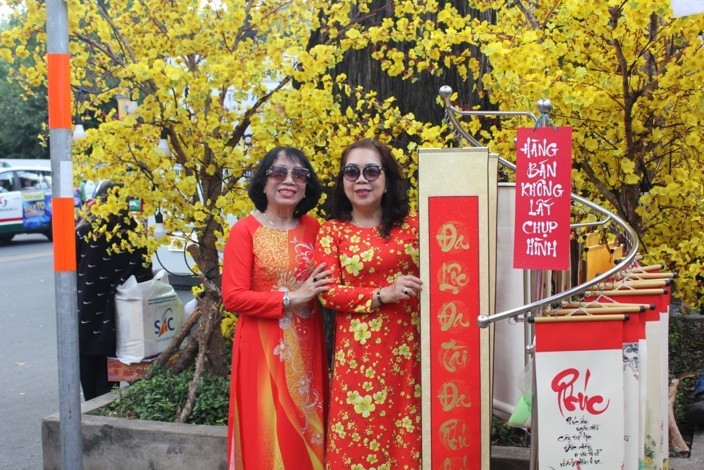 Ngay cả các cô lớn tuổi cũng tự tin diện tà áo dài rực rỡ, đọ sắc cùng hoa Mai ngày xuân Ngay cả các cô lớn tuổi cũng tự tin diện tà áo dài rực rỡ, đọ sắc cùng hoa Mai ngày xuân