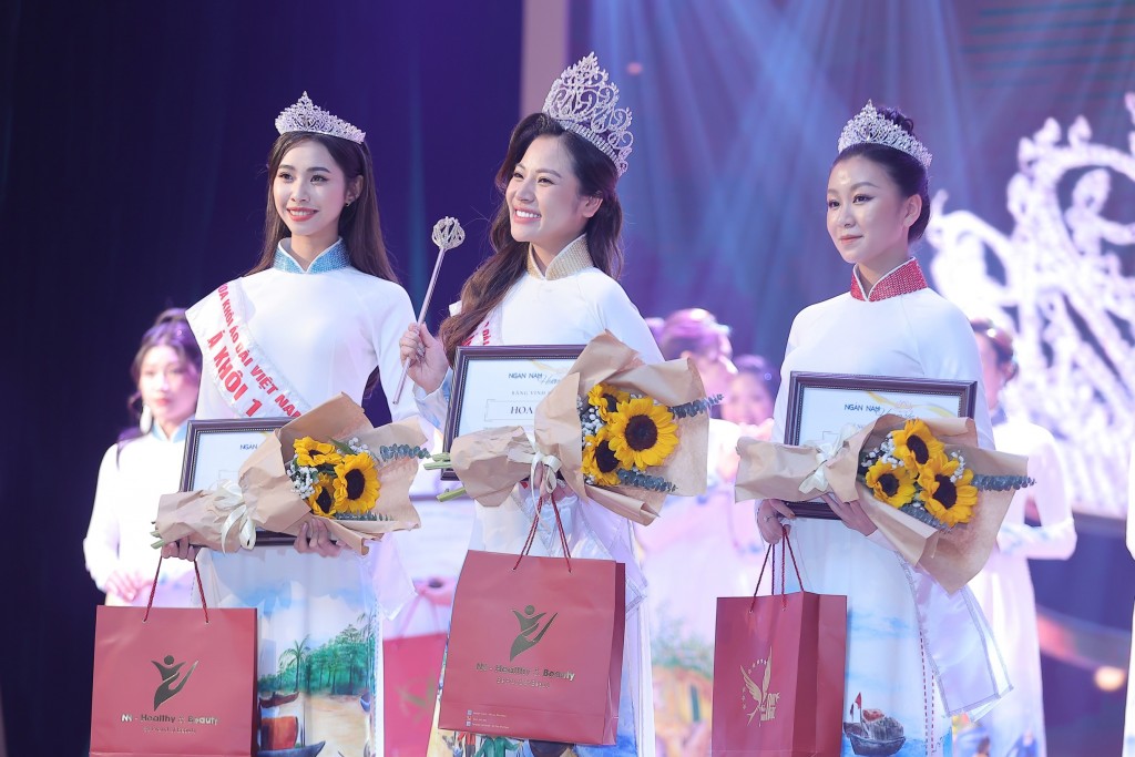 Vượt qua các thí sinh một cách xuất sắc, Trần Thị Duyên đã giành vương miện, trở thành tân Hoa khôi Áo dài Việt Nam 2022