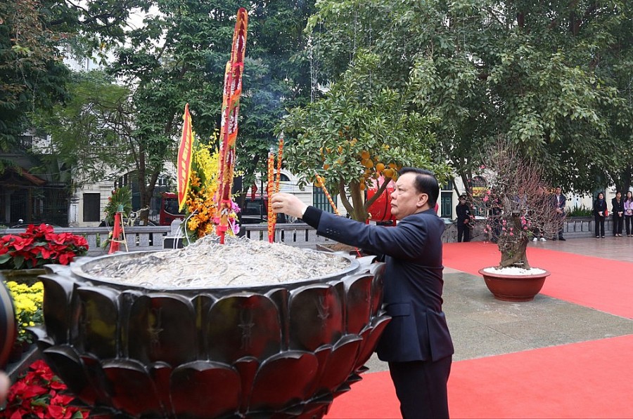 Bí thư Thành ủy Hà Nội Đinh Tiến Dũng bày tỏ lòng thành kính tưởng nhớ công ơn của vua Lý Thái Tổ đã kiến thiết, xây dựng, bảo vệ Thăng Long - Hà Nội và non sông đất nước