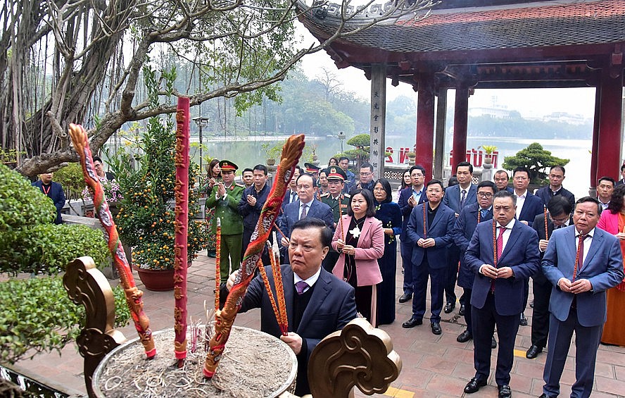 Các đồng chí lãnh đạo thành phố Hà Nội dâng hương tại đền Ngọc Sơn.