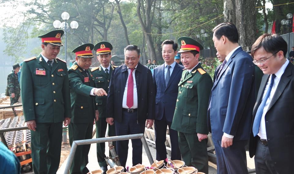 Chủ tịch UBND TP Hà Nội kiểm tra trận địa pháo hoa khu vực hồ Hoàn Kiếm
