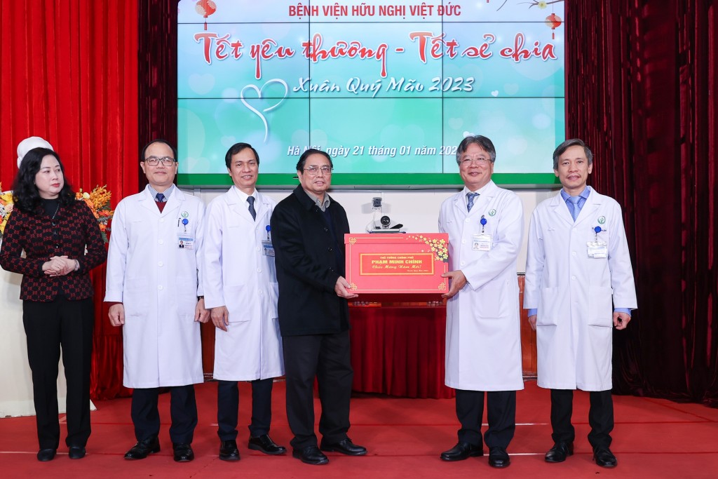 Thủ tướng tặng quà các thầy thuốc tại Bệnh viện Hữu nghị Việt Đức - Ảnh: VGP/Nhật Bắc