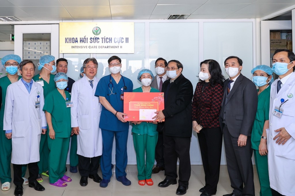 Thủ tướng chúc Tết, tặng quà động viên các y bác sĩ đang trực tại khoa Hồi sức tích cực II, Bệnh viện Hữu nghị Việt Đức - Ảnh: VGP/Nhật Bắc