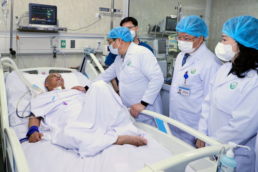 Thủ tướng thăm hỏi, chúc Tết người bệnh tại khoa Hồi sức tích cực II, Bệnh viện Hữu nghị Việt Đức - Ảnh: VGP/Nhật Bắc