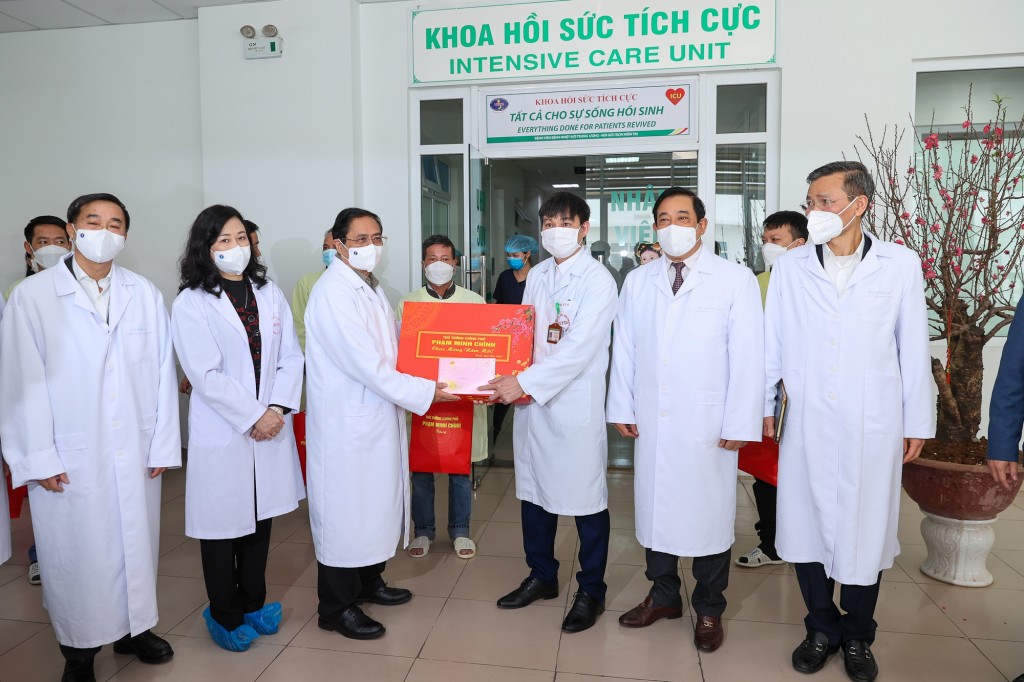 Thủ tướng chúc Tết, tặng quà động viên các y bác sĩ đang trực tại Bệnh viện Bệnh Nhiệt đới Trung ương - Ảnh: VGP/Nhật Bắc
