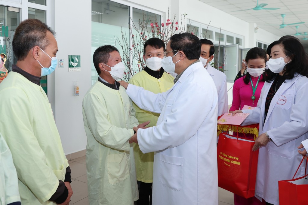 Thủ tướng Phạm Minh Chính tặng quà động viên gia đình bệnh nhân tại Bệnh viện Bệnh Nhiệt đới Trung ương - Ảnh: VGP/Nhật Bắc