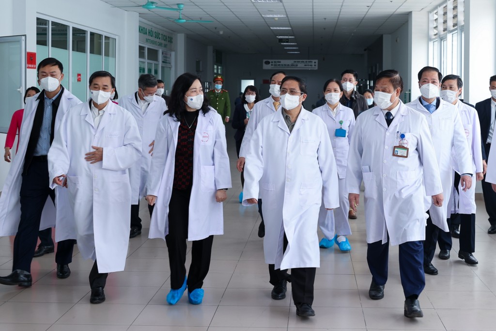 Thủ tướng Phạm Minh Chính thăm, chúc Tết cán bộ, y bác sĩ, nhân viên y tế, người bệnh đang điều trị tại Bệnh viện Bệnh nhiệt đới Trung ương - Ảnh: VGP/Nhật Bắc