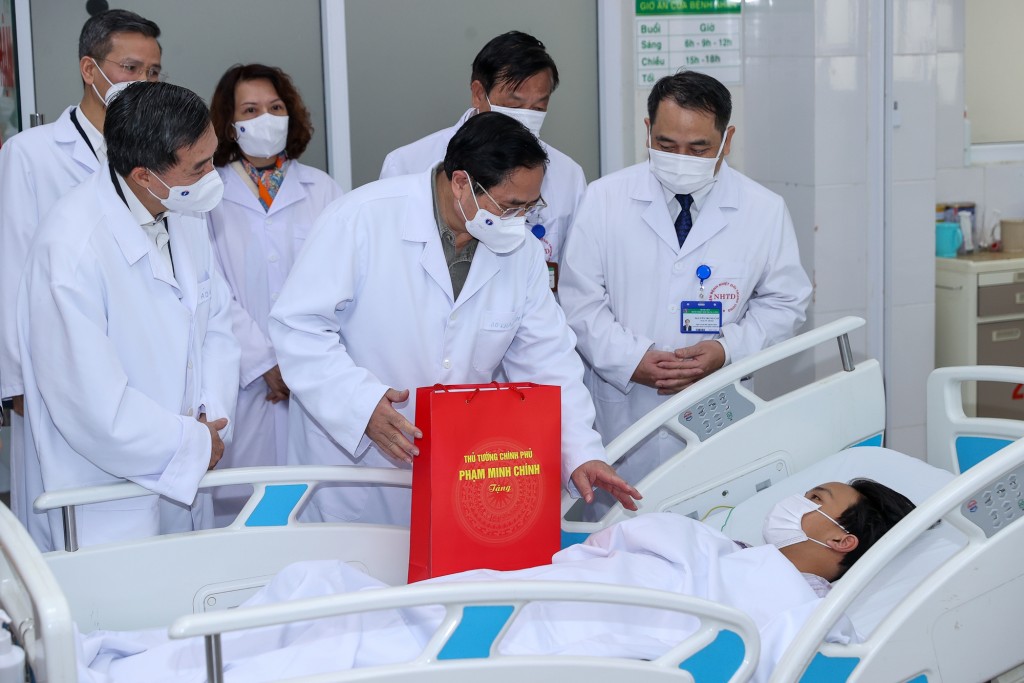 Thủ tướng thăm hỏi, chúc Tết người bệnh tại Bệnh viện Bệnh Nhiệt đới Trung ương - Ảnh: VGP/Nhật Bắc