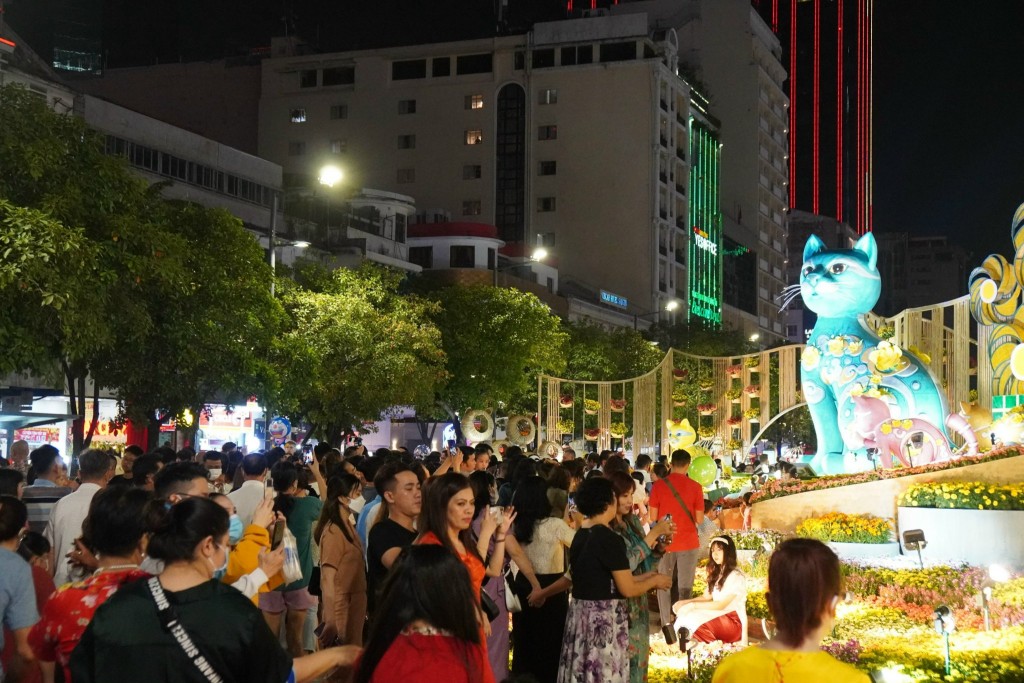 TP Hồ Chí Minh: “Biển” người đổ về đường hoa, đường sách chờ đón giao thừa