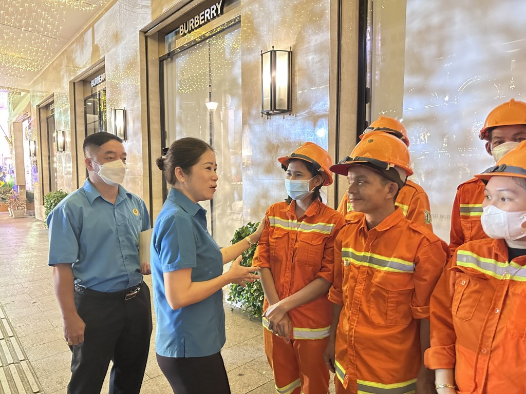 Bà Trương Thị Minh Dung, Chủ tịch LĐLĐ Quận 1  thăm hỏi và chúc Tết công nhân vệ sinh trực Tết